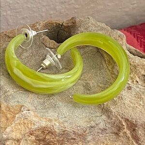 5/$10❤️❤️❤️NEW Swirly Green Hoop Earrings